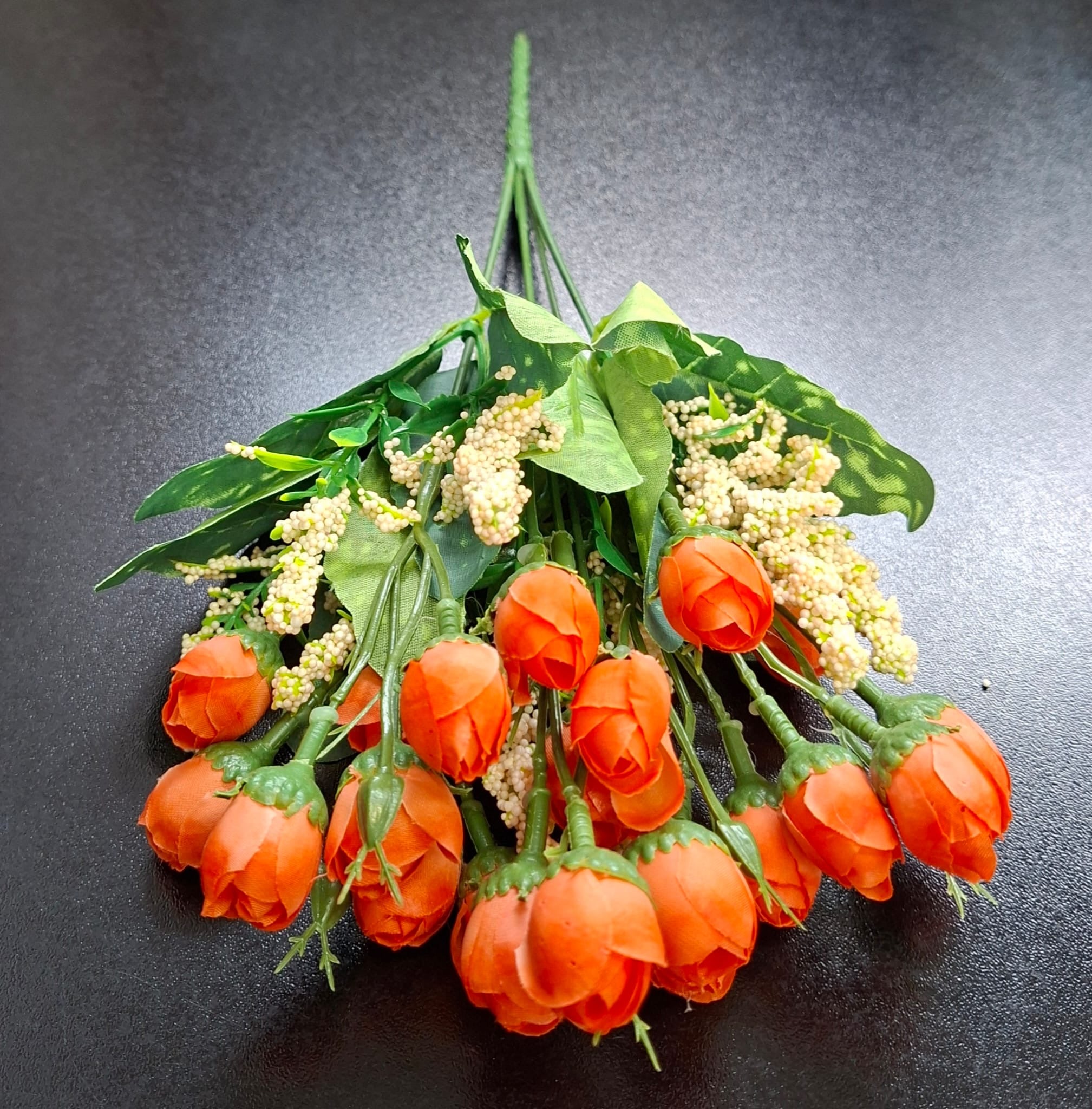 Buchet Bogat cu Boboci de Trandafiri Portocalii și Accente Crem – Flori Artificiale Decorative